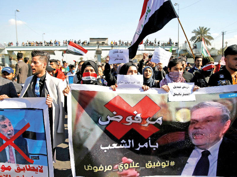 طلاب يتظاهرون رفضاً لتسمية علاوي في بغداد أمس (رويترز)