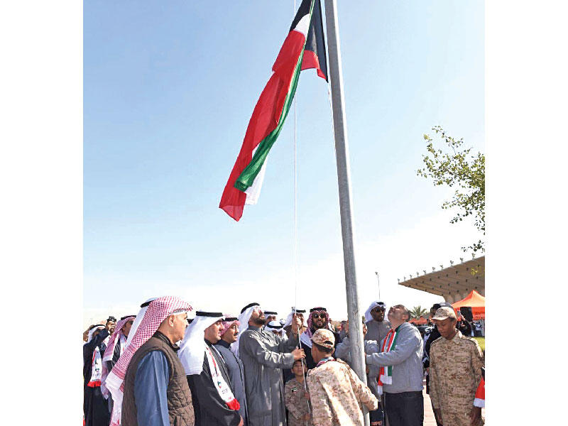 وكيل «الشؤون» خلال رفع العلم في مجمع دور الرعاية أمس