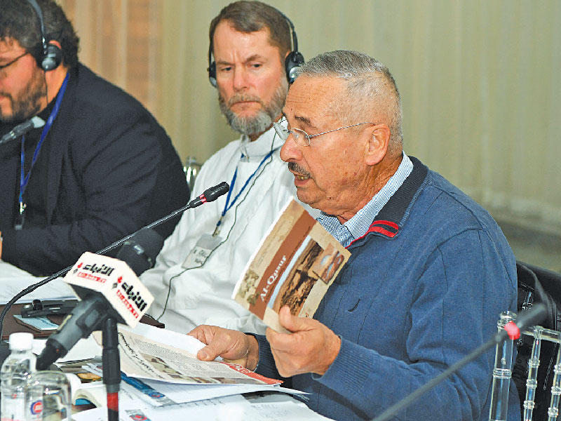 الزميل حمزة عليان يعرض كتابه في لقاء رابطة كنائس الخليج