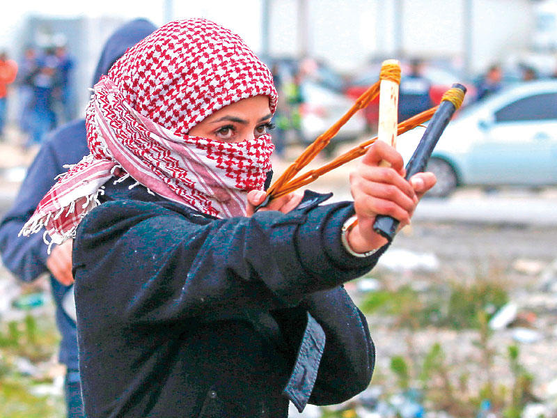 فلسطينية خلال مواجهات القوات الإسرائيلية أمس الأول   (أ ف ب)