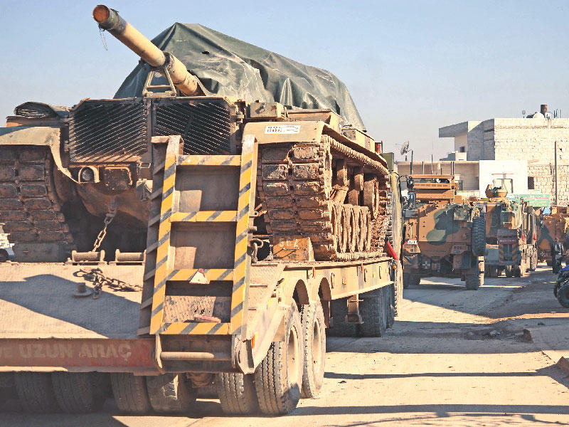 قافلة تحمل دبابات تركية ثمرّ من بلدة دانا السورية أمس  (أ ف ب)