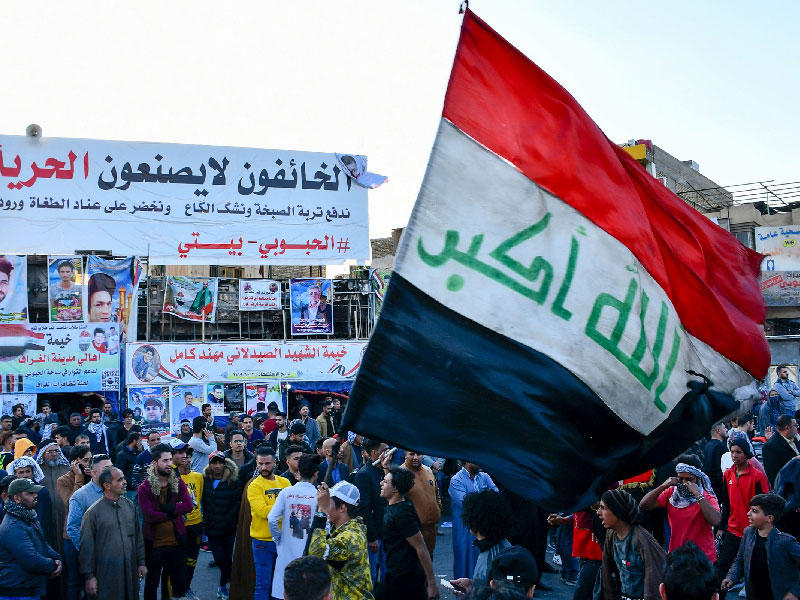 الآلاف من العراقيين في بغداد ومدن الجنوب مساء أمس الأول ، ضد تكليف رئيس الوزراء العراقي محمد توفيق علاوي