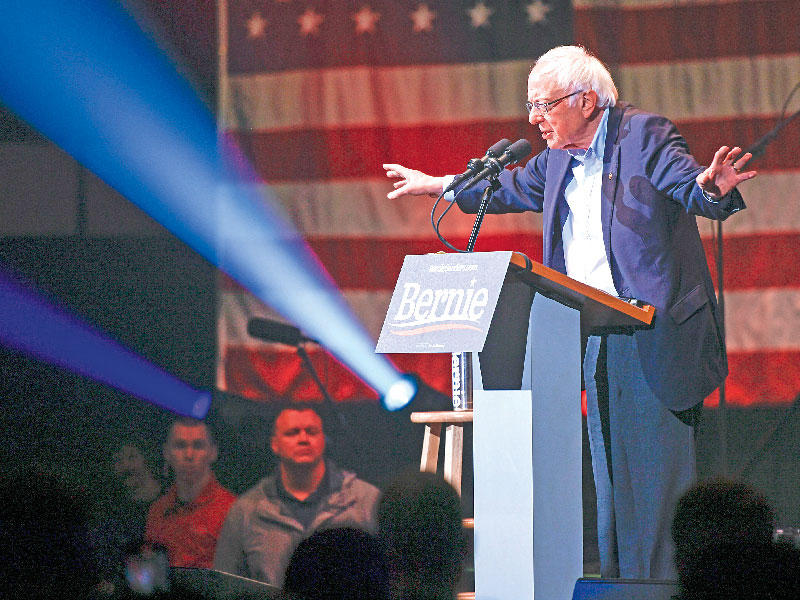 ساندرز خلال تجمع في سيدار رابيد بأيوا أمس الأول     (أي بي أيه)