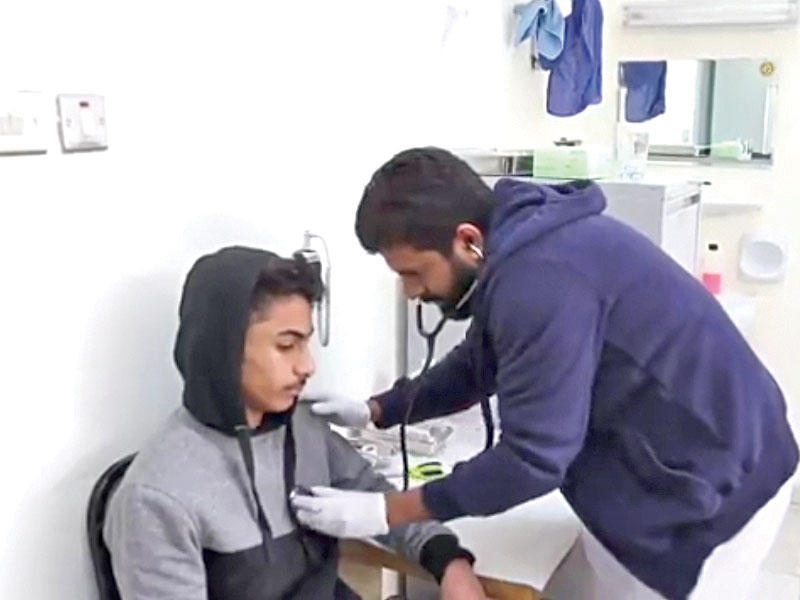 فحص الطلبة في احد المدارس