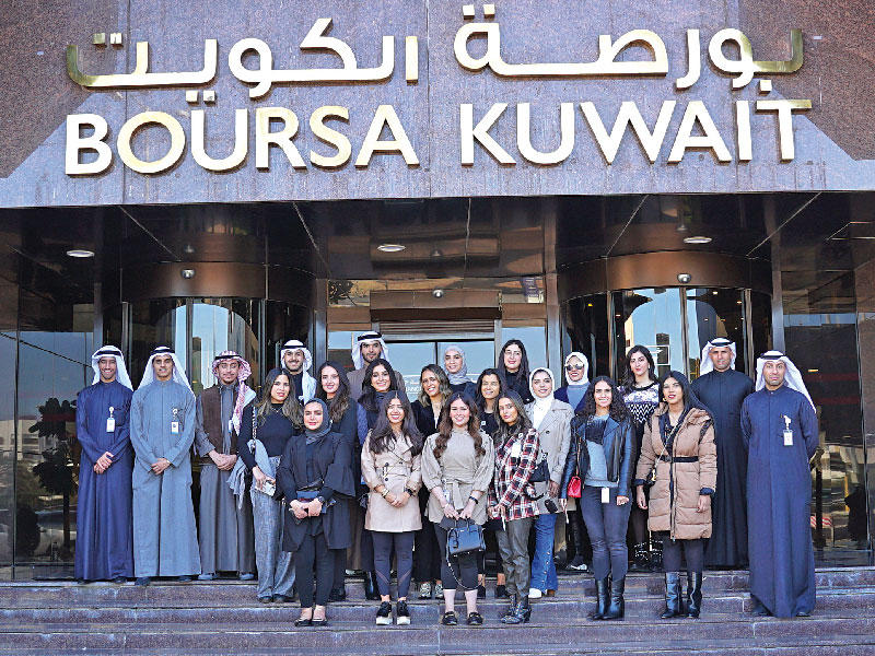 مجموعة متدربين من الخريجين الجدد ضمن النسخة الخامسة لبرنامج تدريب هيئة أسواق المال 