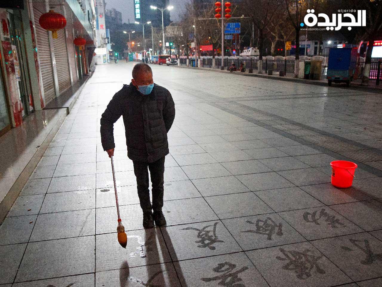 رجل يرتدي قناعًا للوجه أثناء ممارسته فن الخط