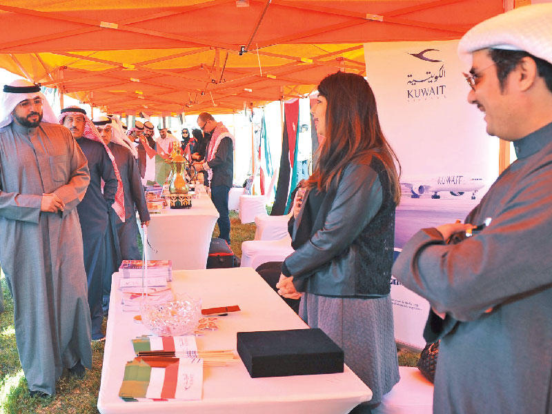 وكيل وزارة الشؤون عبدالعزيز شعيب في زيارة لجناح «الكويتية»
