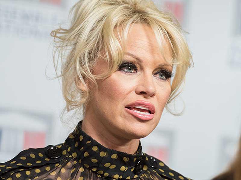 الممثلة وعارضة الأزياء الكندية باميلا أندرسون