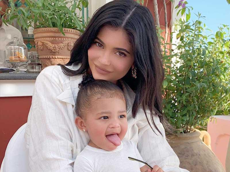 نجمة تلفزيون الواقع كايلي جينر مع ابنتها ستورمي