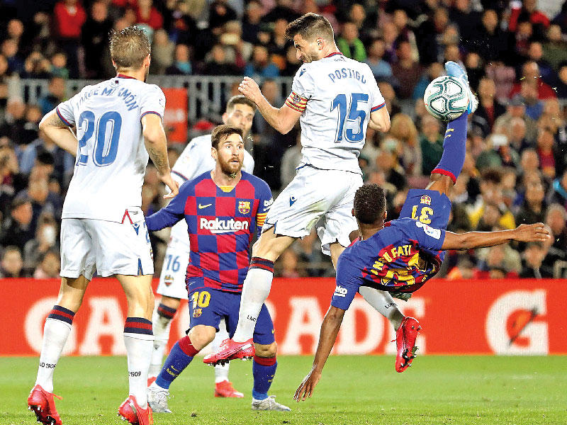 فاتي نجم برشلونة في محاولة أمام مرمى ليفانتي