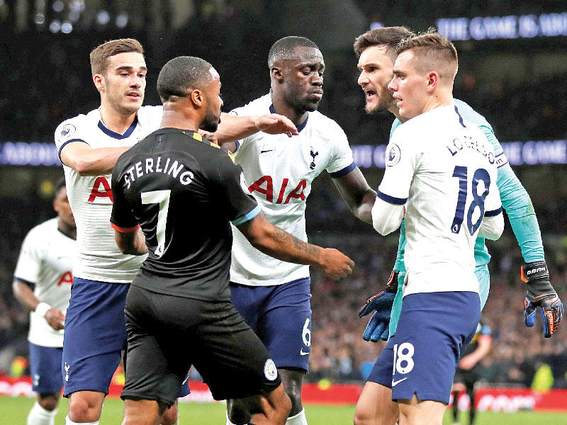 مشادة بين لوريس حارس مرمى توتنهام وستيرلينغ مهاجم سيتي