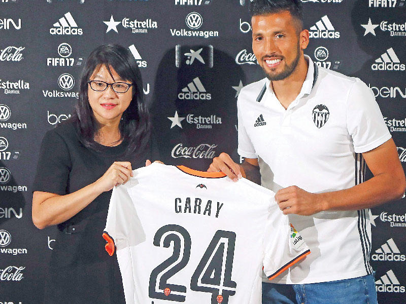 المدافع الأرجنتيني لفريق  فالنسيا إزيكييل غاراي