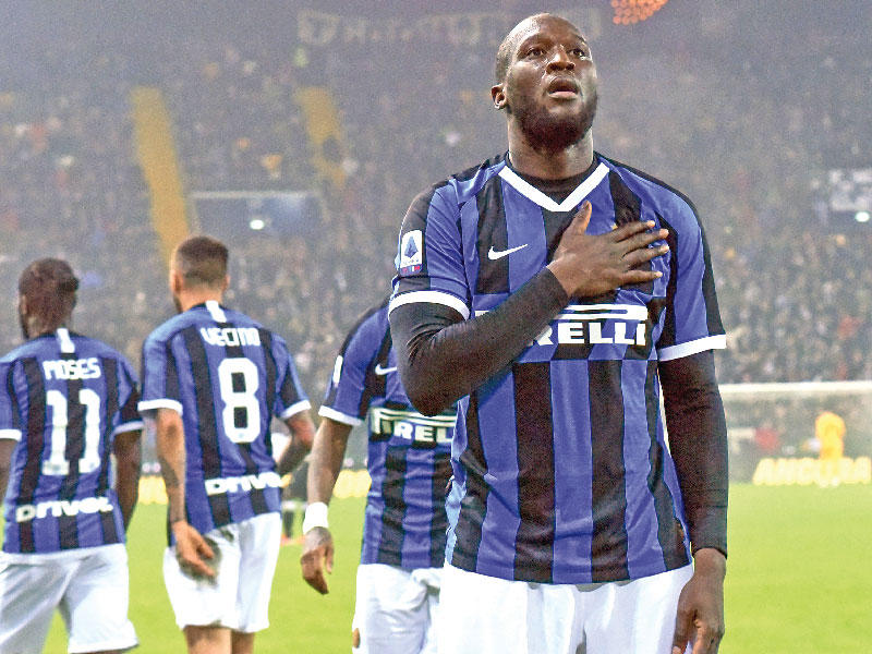 لوكاكو نجم الإنتر يحتفل بعد إحراز هدف في مرمى أودينيزي