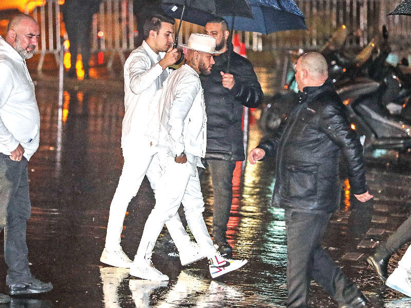 نيمار يصل إلى مقر حفل عيد ميلاده في أحد النوادي الليلية أمس الأول