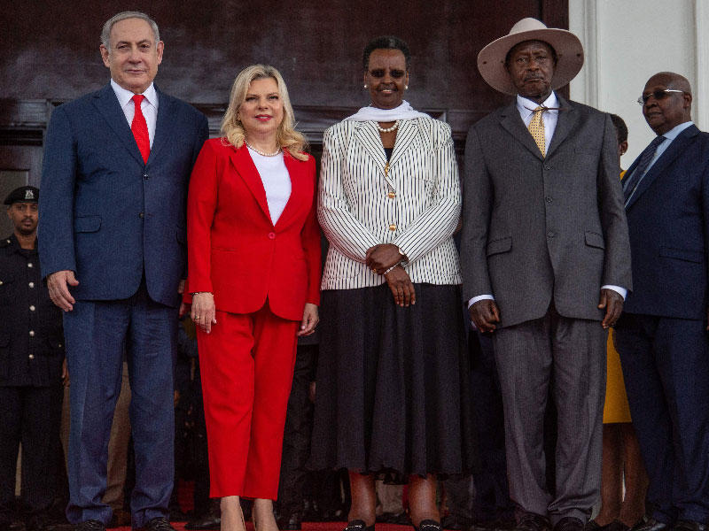 الرئيس الأوغندي يوويري موسيفينيوالسيدة الأولى جانيت موسيفيني  يلتقطان صورة فوتوغرافية مع رئيس الوزراء الإسرائيلي بنيامين نتنياهو وزوجته سارة نتنياهو
