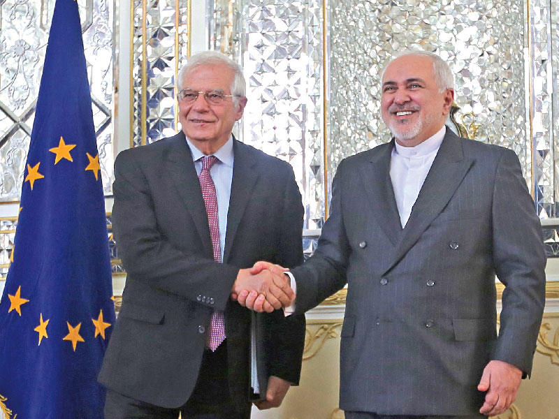 ظريف مستقبلاً بوريل في طهران أمسt(أ ف ب)