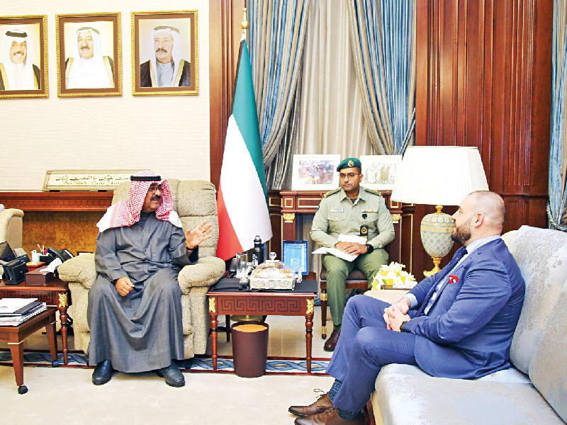 مشعل الأحمد مستقبلاً المسؤول الأوروبي