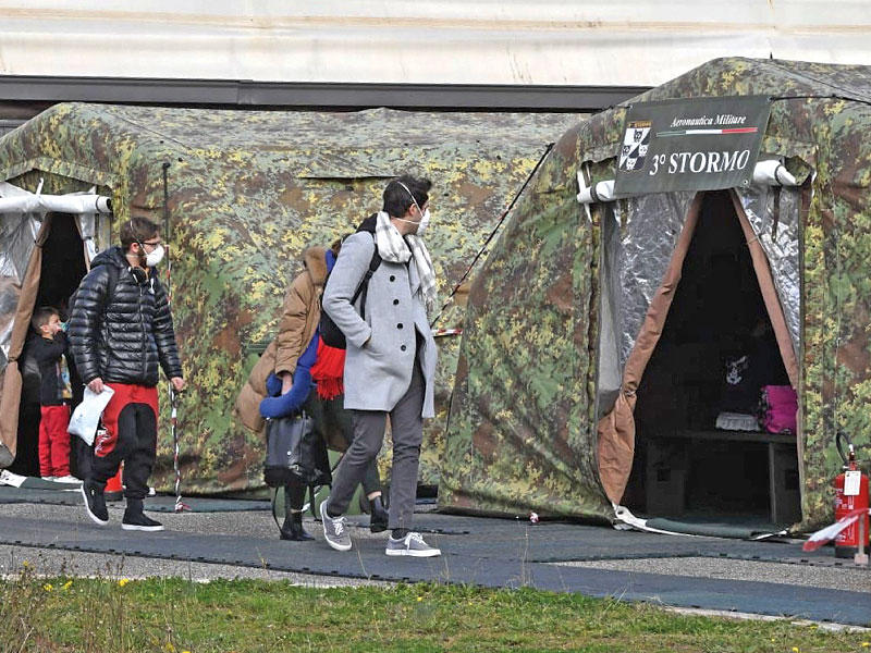 مستشفى ميداني في مطار باتريسيا دي ماري بإيطاليا لعزل المصابين  بالفيروس (أ ف ب) 