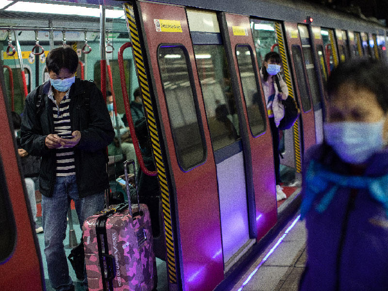 الركاب يرتدون أقنعة الوجه في عربة MTR متجهة إلى هونغ كونغ