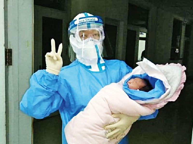 امرأة مصابة بفيروس كورونا تنجب طفلة سليمة