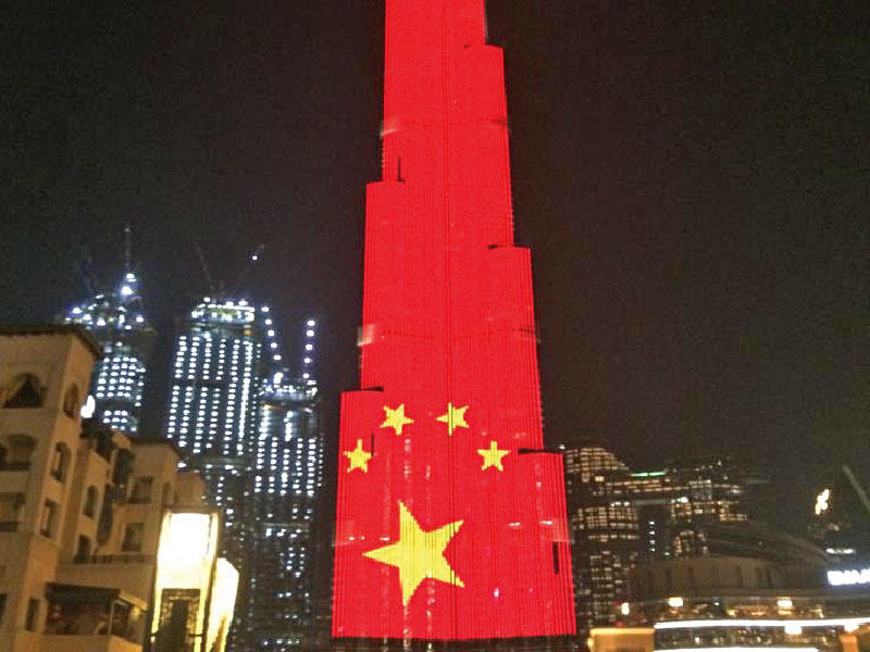 الإمارات تضيء معالمها بألوان العلم الصيني 