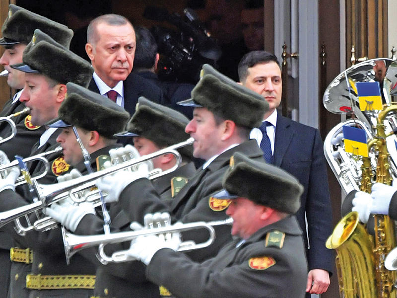 الرئيس الأوكراني مستقبلاً إردوغان في كييف أمس (أ ف ب)n