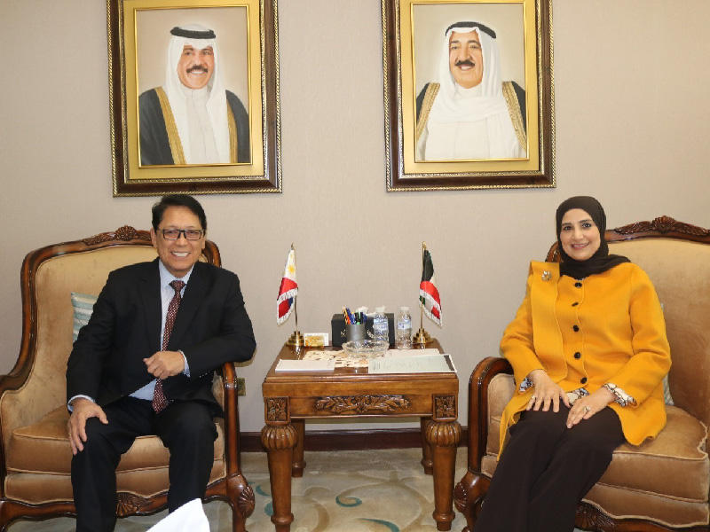 الوزيرة مريم العقيل تلتقي مع وزير العمل الفلبيني