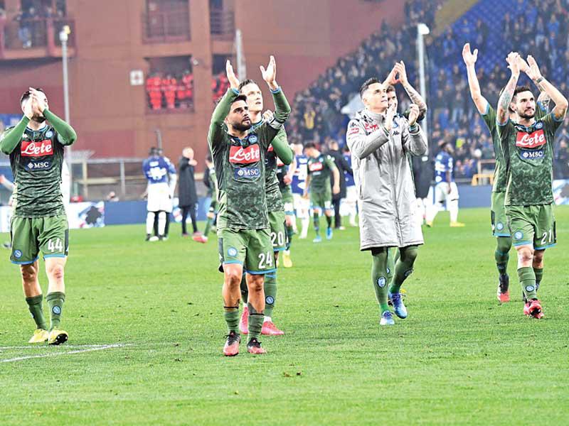 فرحة لاعبي نابولي بعد نهاية المباراة أمام سمبدوريا
