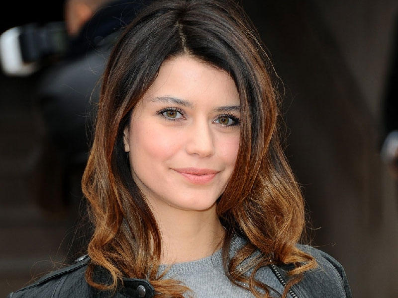 الممثلة التركية ​بيرين سات