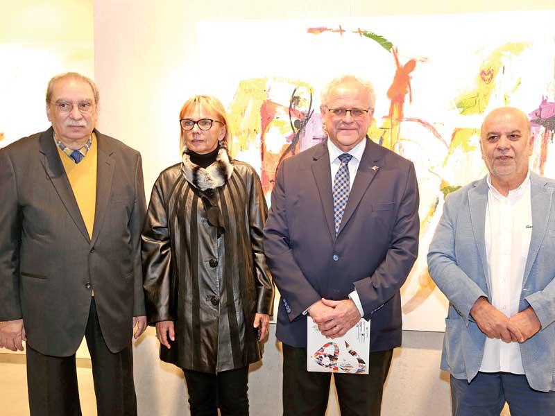 الفنان عبدالوهاب العوضي في معرضه