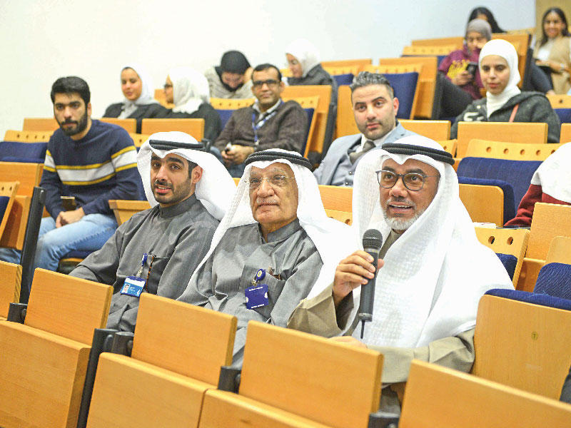 بوحمرا متحدثاً ومتوسطاً الحضور