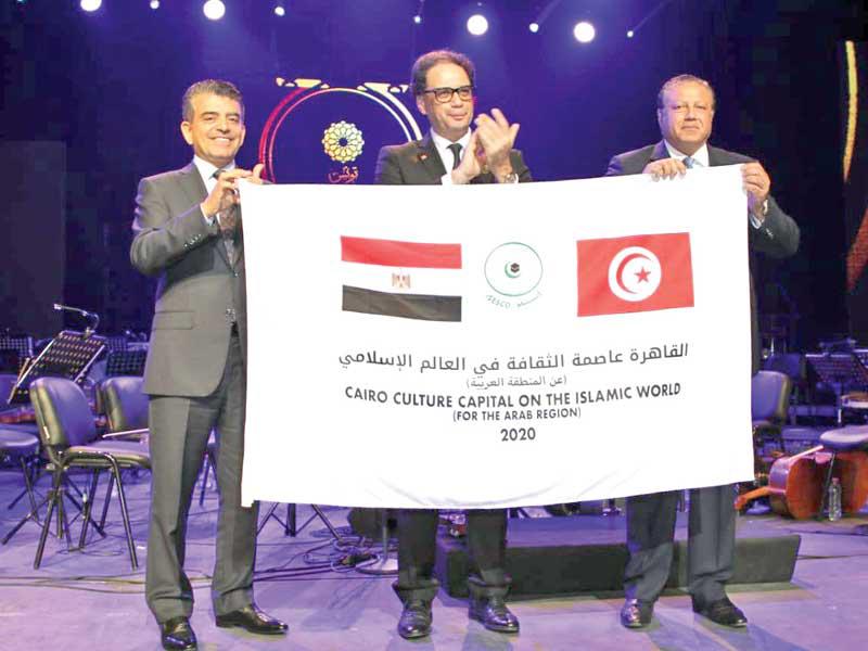 القاهرة تتسلم الدورة من تونس 