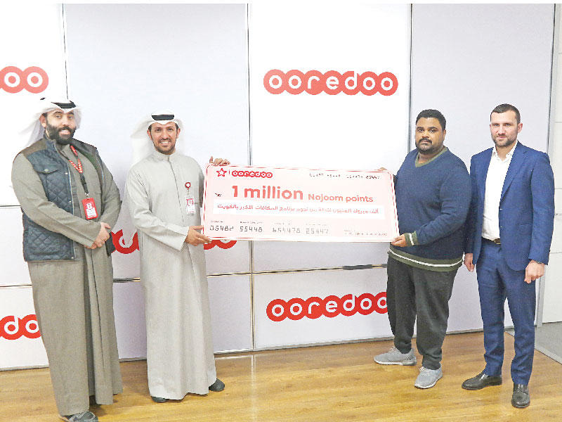 عبدالعزيز البلوشي يتسلم المليون نقطة من يوسف الشلال