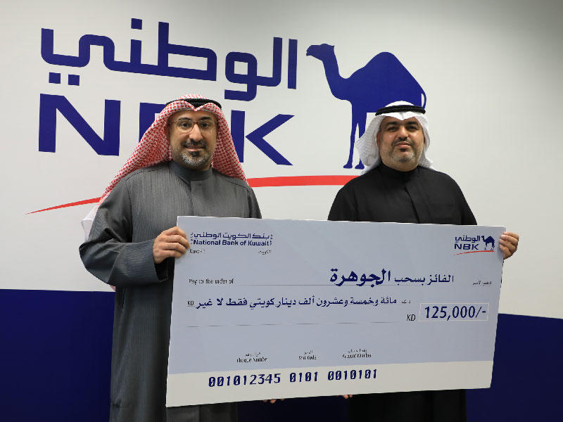 هشام النصف أثناء تسليم الفائز الجائزة