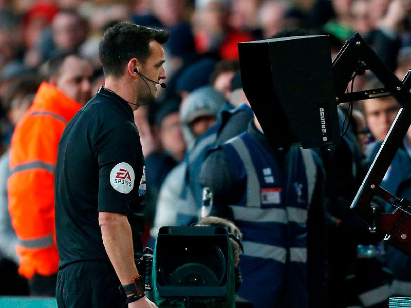 صورة لحكم مباراة أثناء التحقق بالـ VAR