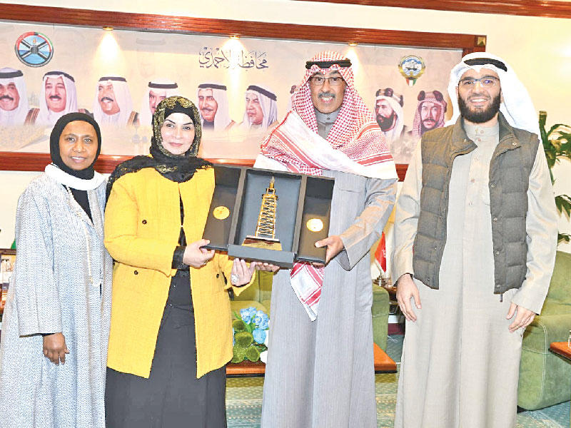 درع تذكارية من المحافظ لممثلي جمعية السلام