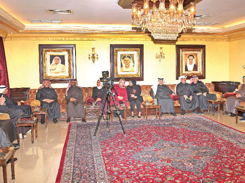 جانب من الحضور في ديوان المباركي أمس الأول