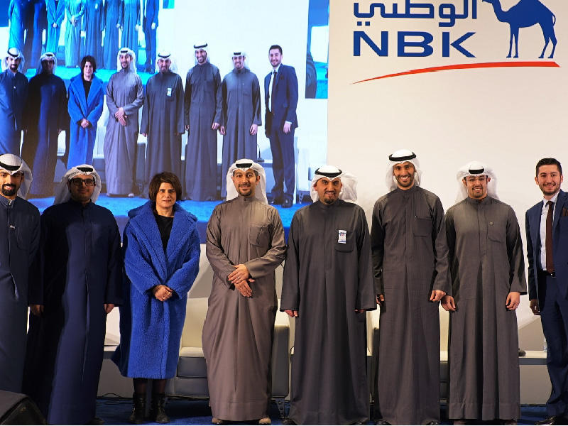 لقطة جماعية لقيادات بنك الكويت الوطني وأصحاب المشروعات الصغيرة والمتوسطة