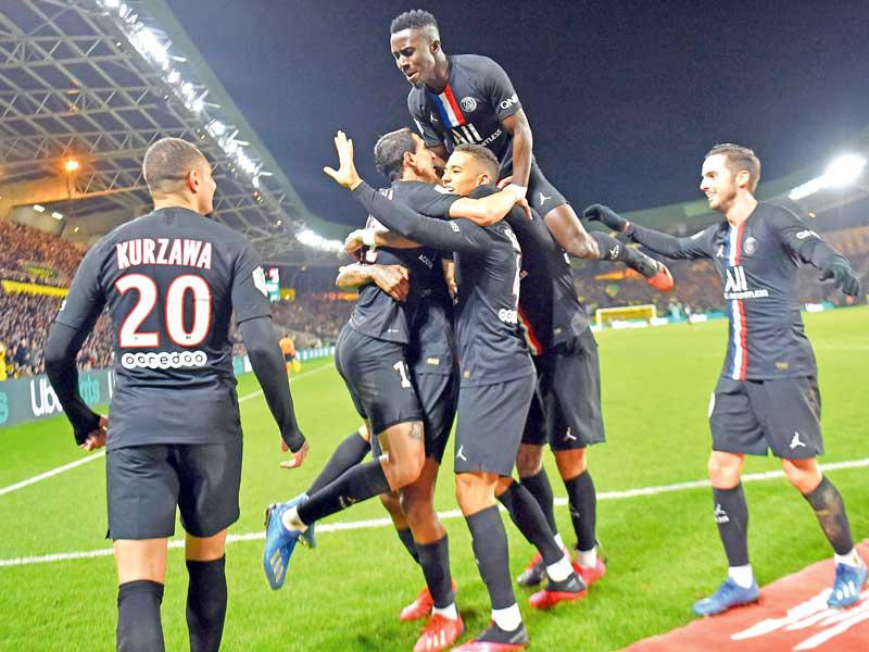 فرحة لاعبي باريس سان جرمان بعد إحراز هدف أمام نانت