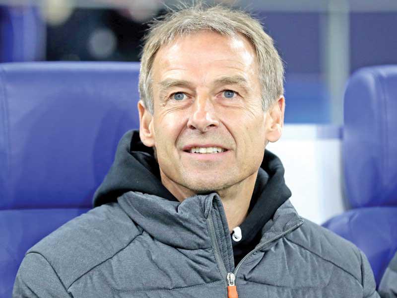 يورغن كلينسمان المدير الفني لفريق هرتا برلين الألماني لكرة القدم