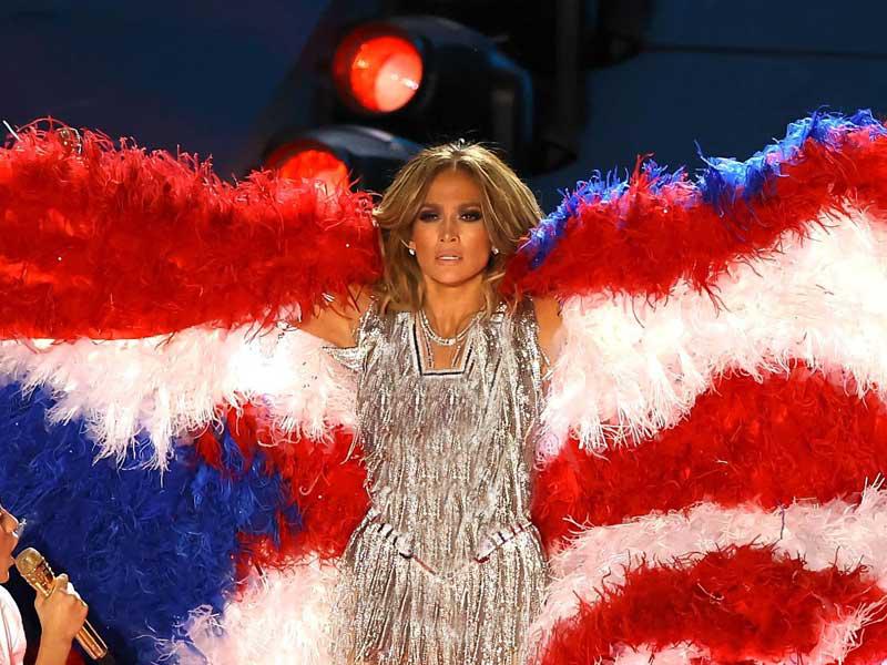 المغنية العالمية ​جنيفر لوبيز مرتدية علم بورتوريكو المصنوع بكميات هائلة من الريش