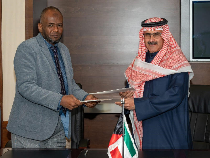 الشيخ مبارك الدعيج الابراهيم الصباح مع نظيره الجيبوتي بعد توقيعهما الاتقافية