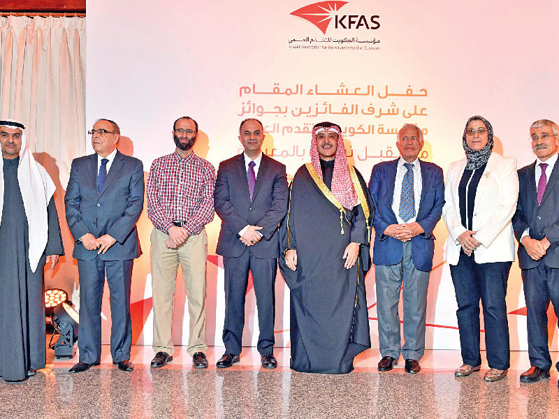 وزير الخارجية يتوسط مجموعة من الفائزين