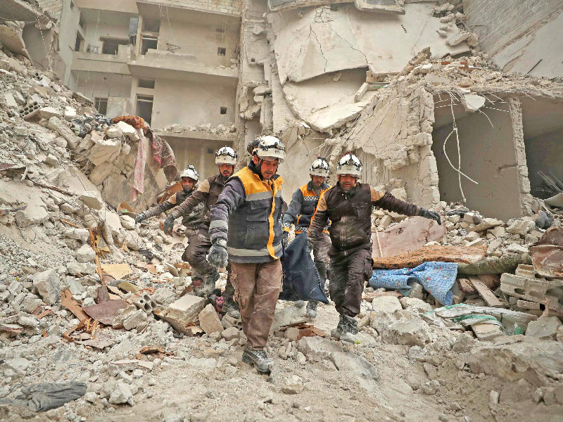 انتشال جثة سوري قتل بغارة دمرت منزله في أريحا أمس (أ ف ب)