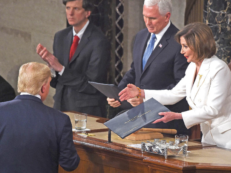 بيلوسي تمدّ يدها لمصافحة ترامب أمس         (أ ف ب)