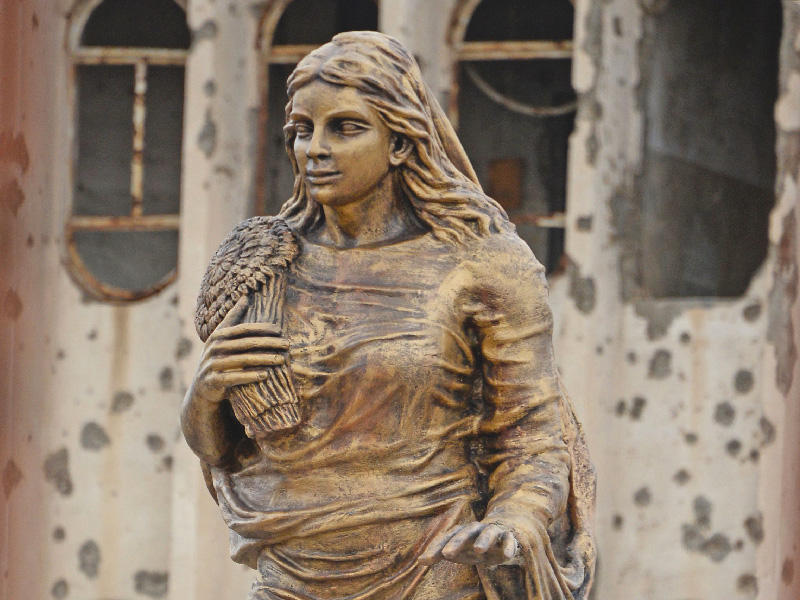  تمثال «فتاة الربيع» الذي أعيد وضعه في مكانه بالموصل بعد نجاته من «داعش» (أ ف ب)