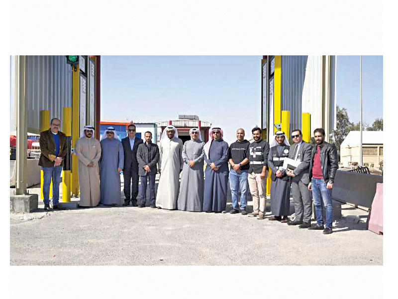 مسؤولو الجمارك أمام البوابة الجديدة 