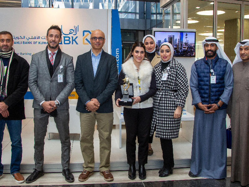 العميد المساعد للشؤون الطلابية في كلية إدارة الأعمال بجامعة الكويت ومسؤولو «العلوم الإدارية» مع موظفي البنك خلال البرنامج