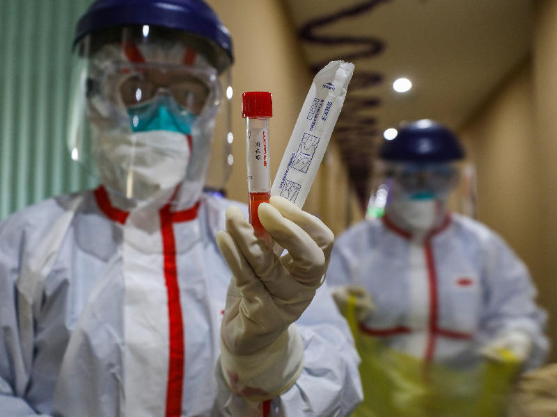 أحد أعضاء الفريق الطبي في منطقة الحجر الصحي في ووهان