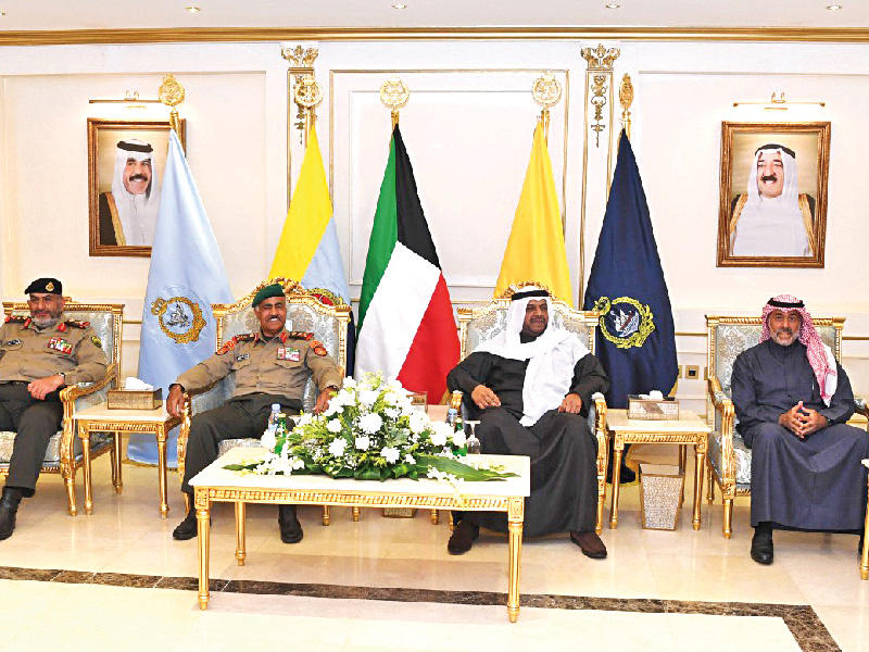 نائب رئيس مجلس الوزراء وزير الدفاع الشيخ أحمد المنصور يتوسط المشاركين في تكريم النواف